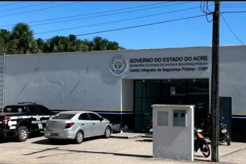 Trio armado invade casa, agride vítimas e rouba joias e veículos em Mâncio Lima