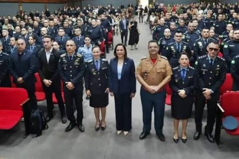 Mailza participa de solenidade e promove 60 militares da Segurança