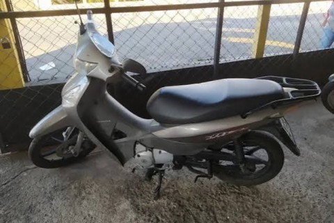Biz 125 na cor cinza é furtada da garagem de prédio residencial em Cruzeiro do Sul