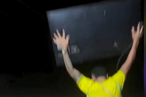 Jovem quebra televisão e queima camisa da Seleção após derrota do Brasil em Cruzeiro do Sul