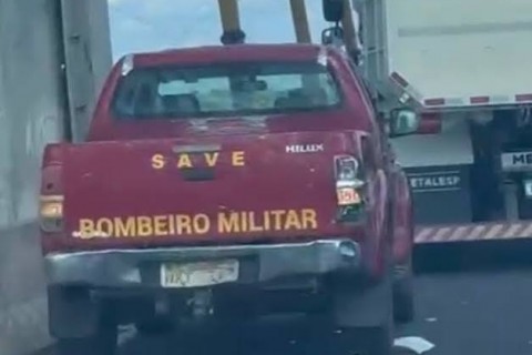 Motociclista bate em viatura dos Bombeiros na Ponte da União em Cruzeiro do Sul