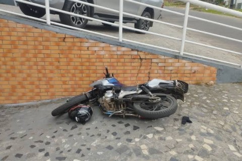Foi dar grau, fugiu da polícia, bateu em muro e acabou preso em Cruzeiro do Sul