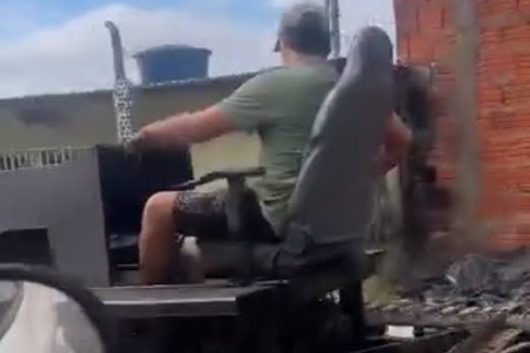 Cruzeiro do Sul não é para amadores: “tanque” artesanal circula pelas ruas da cidade e chama atenção