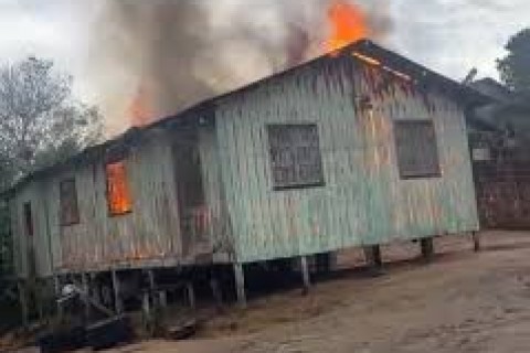 Incêndio atinge residência no bairro João Alves e mobiliza moradores em Cruzeiro do Sul